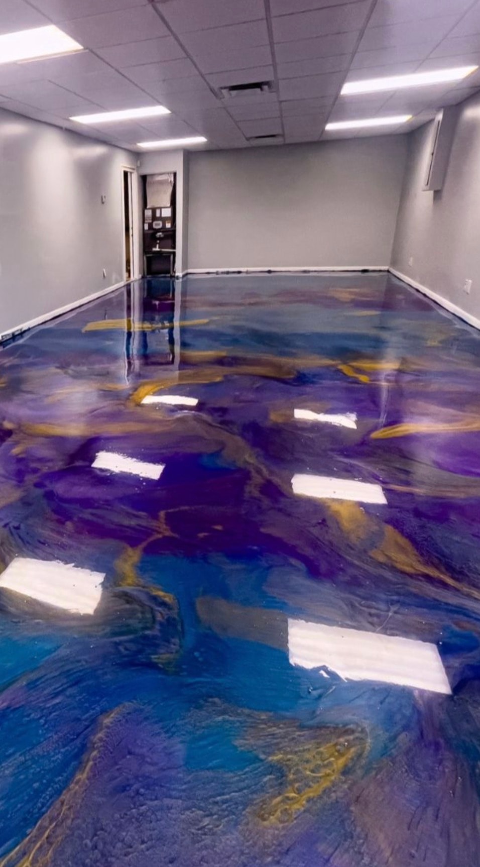Full flake epoxy garage floor — uniform multi-colored texture